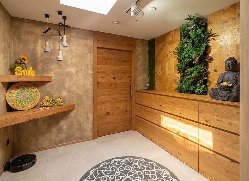 navsteva-drevostavby-konecne-ten-pravy-lucern-interier-vstup-tinified