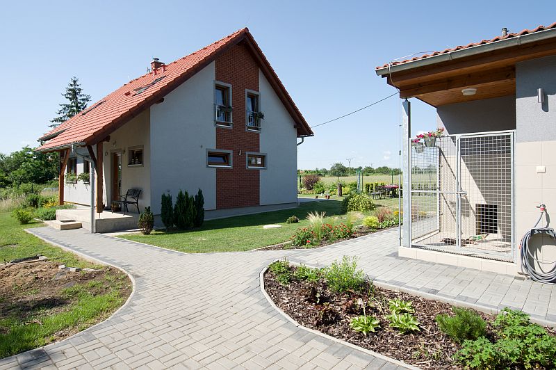 navsteva-drevostavby-mensi-drevostavba-i-zazemi-pro-psy-avanta-exterier-dum