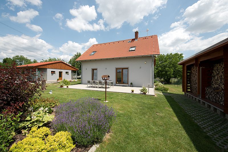 navsteva-drevostavby-mensi-drevostavba-i-zazemi-pro-psy-avanta-exterier-terasa-zahrada