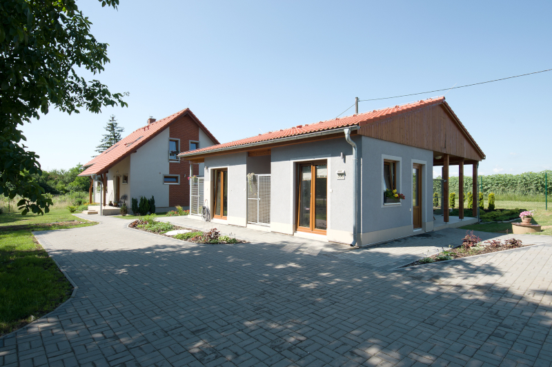 navsteva-drevostavby-mensi-drevostavba-i-zazemi-pro-psy-avanta-exterier-vstup kopie