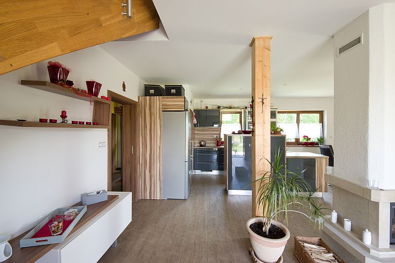 navsteva-drevostavby-mensi-drevostavba-i-zazemi-pro-psy-avanta-interier-obyvaci-pokoj