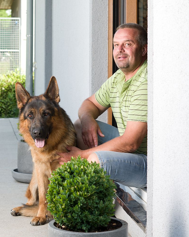 navsteva-drevostavby-mensi-drevostavba-i-zazemi-pro-psy-avanta-majitel-milan-se-psem