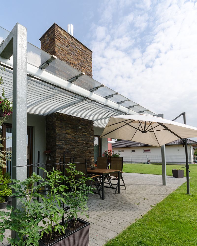 navsteva-drevostavby-moderni-montovana-drevostavba-mosty-k-vlastni-drevostavbe-haas-fertigbau-exterier-bridlicovy-obklad-komina