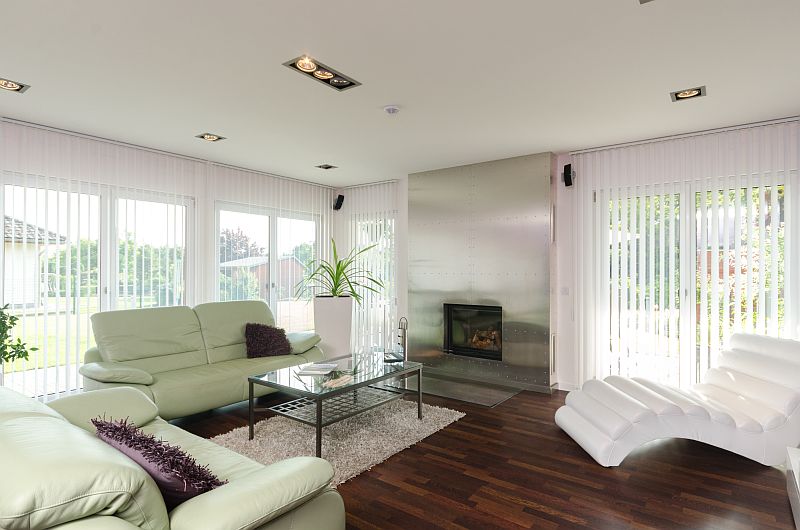 navsteva-drevostavby-moderni-montovana-drevostavba-mosty-k-vlastni-drevostavbe-haas-fertigbau-interier-obyvaci-pokoj-krb