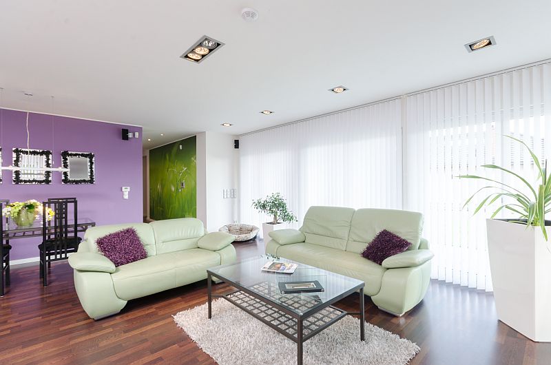 navsteva-drevostavby-moderni-montovana-drevostavba-mosty-k-vlastni-drevostavbe-haas-fertigbau-interier-obyvaci-pokoj-sedaci-souprava