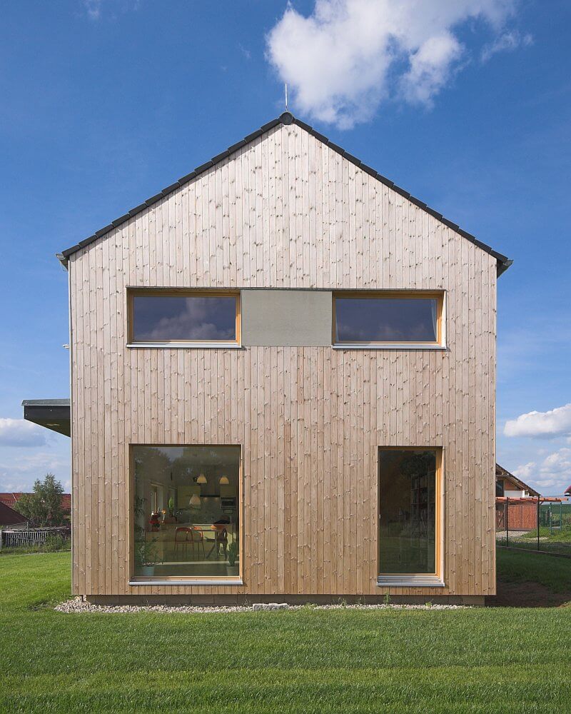 navsteva-drevostavby-na-truc-predsudkum-prodesi-domesi-exterier-drevena-fasada-stit