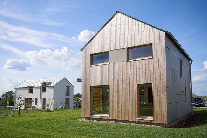 navsteva-drevostavby-na-truc-predsudkum-prodesi-domesi-exterier-drevena-fasada-zahrada-a-souedni-dum