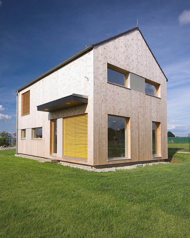 navsteva-drevostavby-na-truc-predsudkum-prodesi-domesi-exterier-drevena-fasada-zaluzie