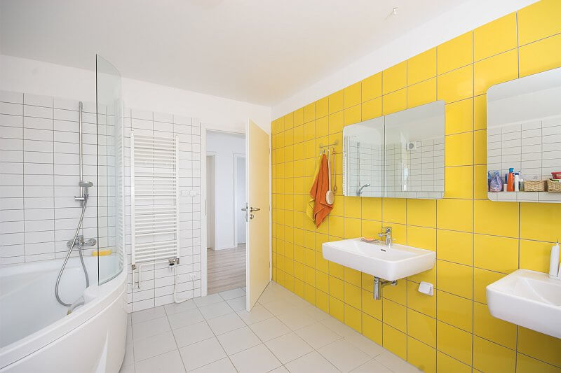 navsteva-drevostavby-na-truc-predsudkum-prodesi-domesi-interier-koupelna-zlute-a-bile-dlazdice