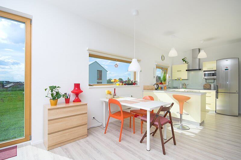 navsteva-drevostavby-na-truc-predsudkum-prodesi-domesi-interier-kuchyne-jidelni-stul