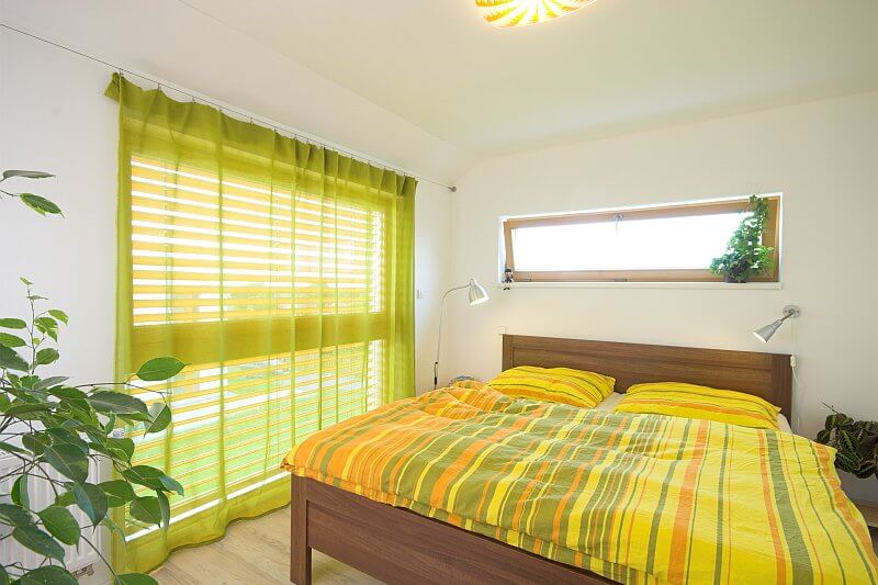 navsteva-drevostavby-na-truc-predsudkum-prodesi-domesi-interier-loznice-postel-zeleny-zaves