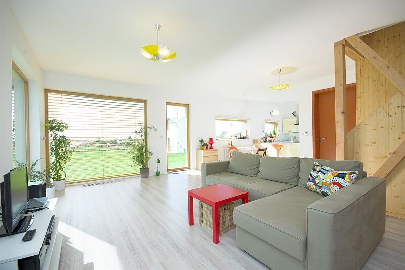 navsteva-drevostavby-na-truc-predsudkum-prodesi-domesi-interier-obyvaci-pokoj-sedacka-schodiste