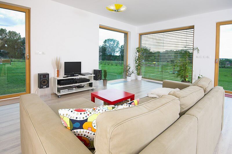 navsteva-drevostavby-na-truc-predsudkum-prodesi-domesi-interier-obyvaci-pokoj-velkoformatova-okna