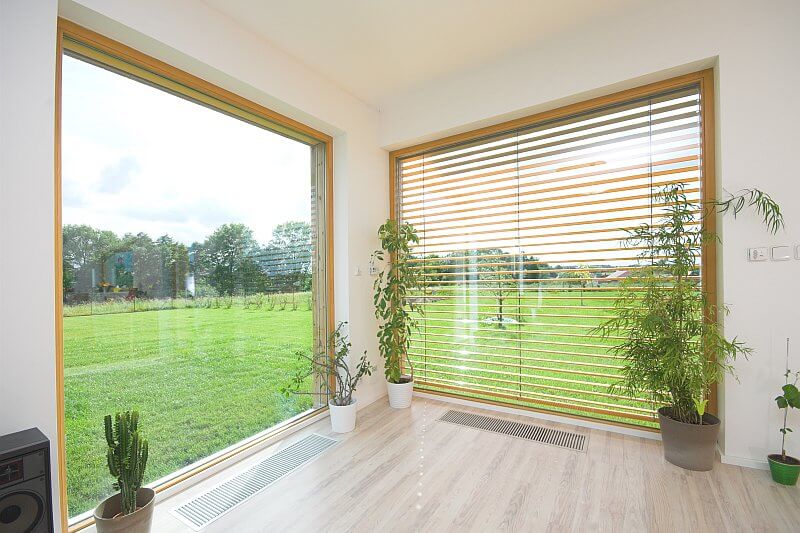 navsteva-drevostavby-na-truc-predsudkum-prodesi-domesi-interier-obyvaci-pokoj-velkoformatova-okna-vyhled-na-zahradu