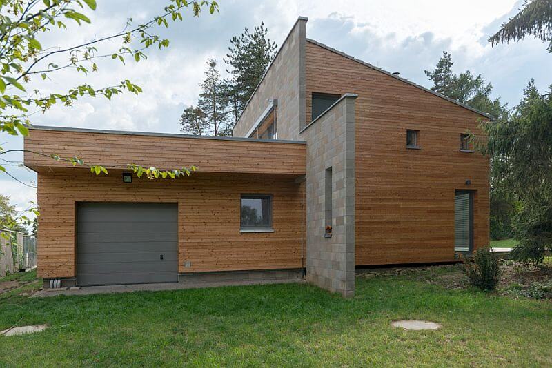 navsteva-drevostavby-novodoba-tvrz-prodesi-domesi-exterier-bocni-pohled-drevena-fasada-betonova-zed