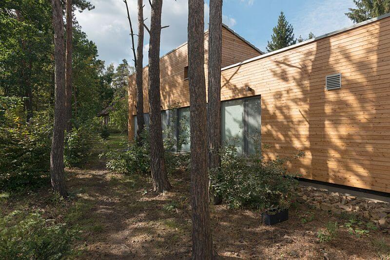 navsteva-drevostavby-novodoba-tvrz-prodesi-domesi-exterier-bocni-pohled-drevena-fasada-proskleni