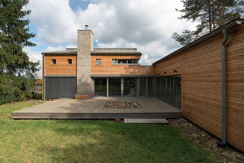 navsteva-drevostavby-novodoba-tvrz-prodesi-domesi-exterier-drevena-erasa-zahrada