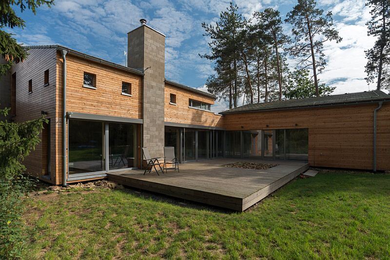 navsteva-drevostavby-novodoba-tvrz-prodesi-domesi-exterier-drevena-fasada-komin-terasa