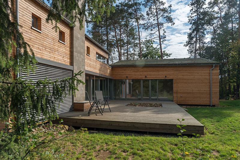 navsteva-drevostavby-novodoba-tvrz-prodesi-domesi-exterier-drevena-fasada-terasa