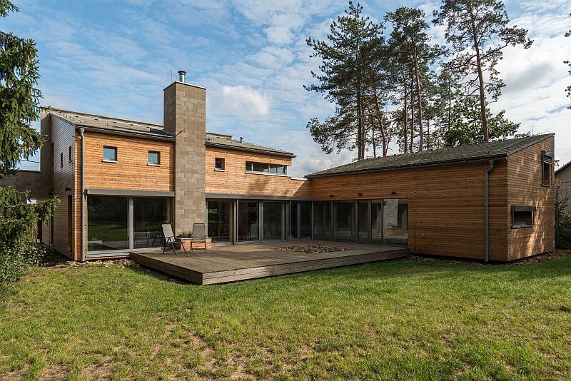 navsteva-drevostavby-novodoba-tvrz-prodesi-domesi-exterier-drevena-fasada-terasa-zahrada