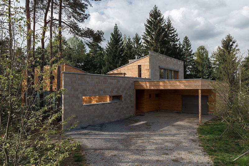 navsteva-drevostavby-novodoba-tvrz-prodesi-domesi-exterier-kryte-parkovaci-stani-garaz-vstup