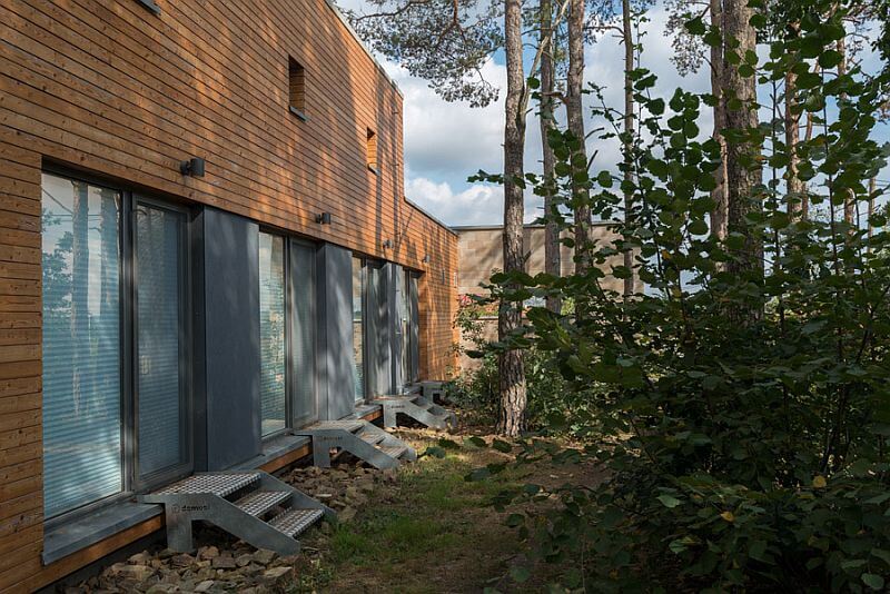 navsteva-drevostavby-novodoba-tvrz-prodesi-domesi-exterier-vstup-z-pokoju-na-zahradu