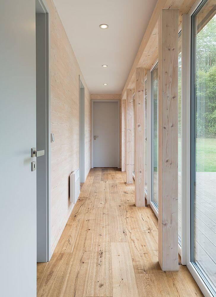 navsteva-drevostavby-novodoba-tvrz-prodesi-domesi-interier-chodba-proskleni-drevena-podlaha