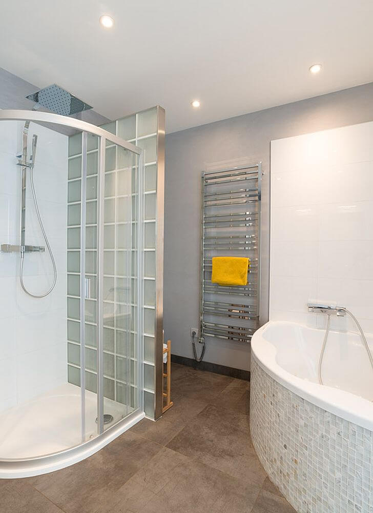 navsteva-drevostavby-novodoba-tvrz-prodesi-domesi-interier-koupelna-sprchovy-kout-vana-topeni-zebrik