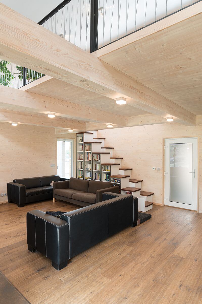 navsteva-drevostavby-novodoba-tvrz-prodesi-domesi-interier-obyvaci-pokoj-galerie-schodiste-drevena-podlaha