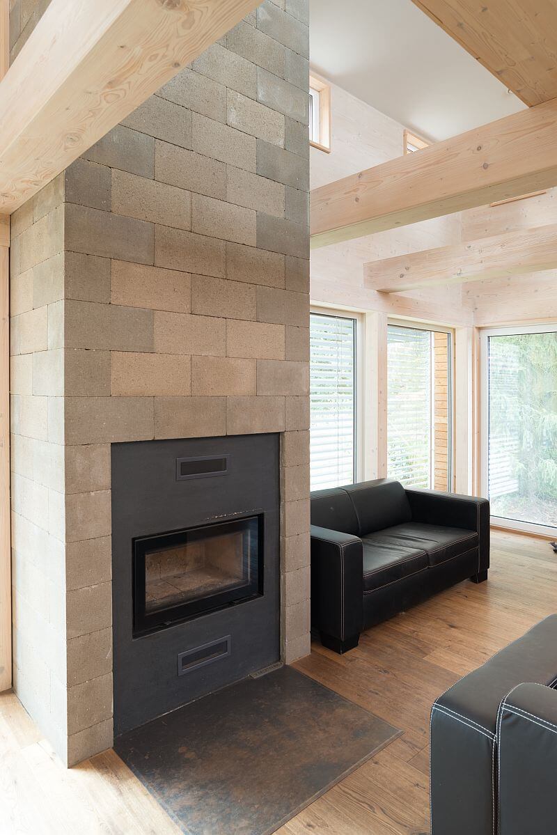 navsteva-drevostavby-novodoba-tvrz-prodesi-domesi-interier-obyvaci-pokoj-krb-drevena-podlaha