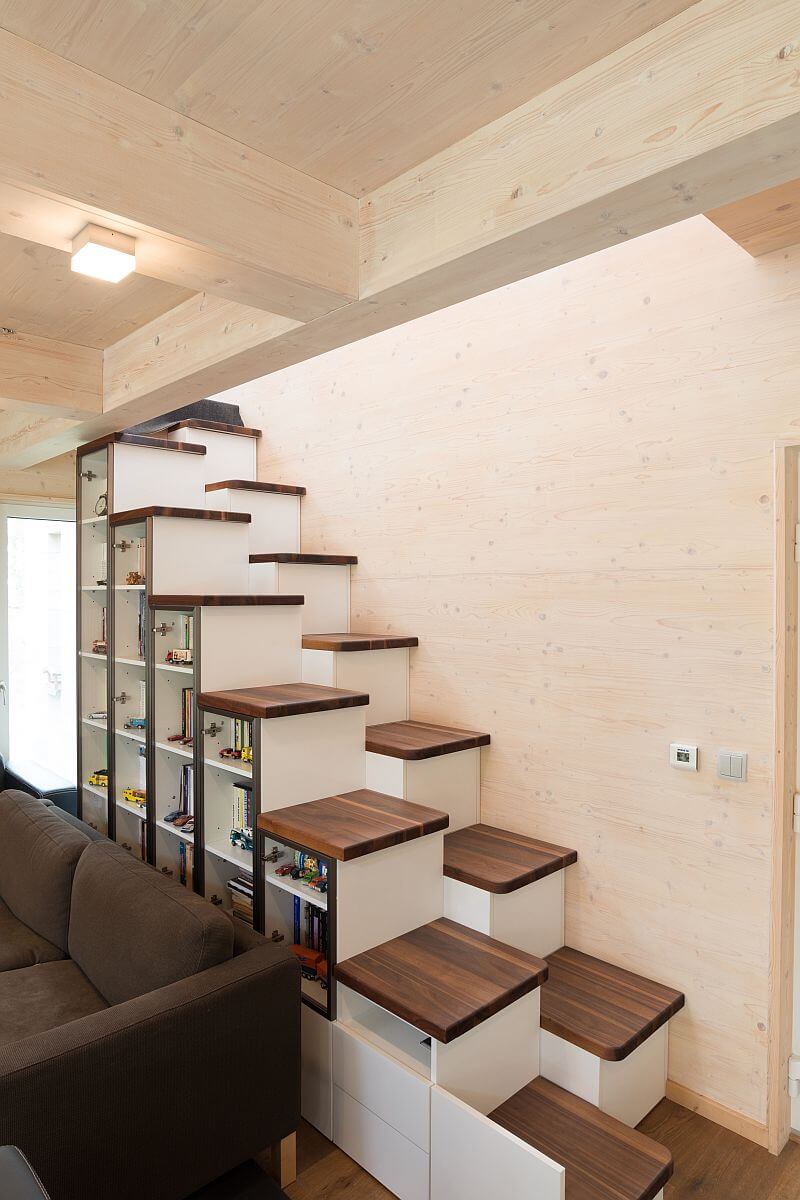 navsteva-drevostavby-novodoba-tvrz-prodesi-domesi-interier-schodiste-ulozne-prostory