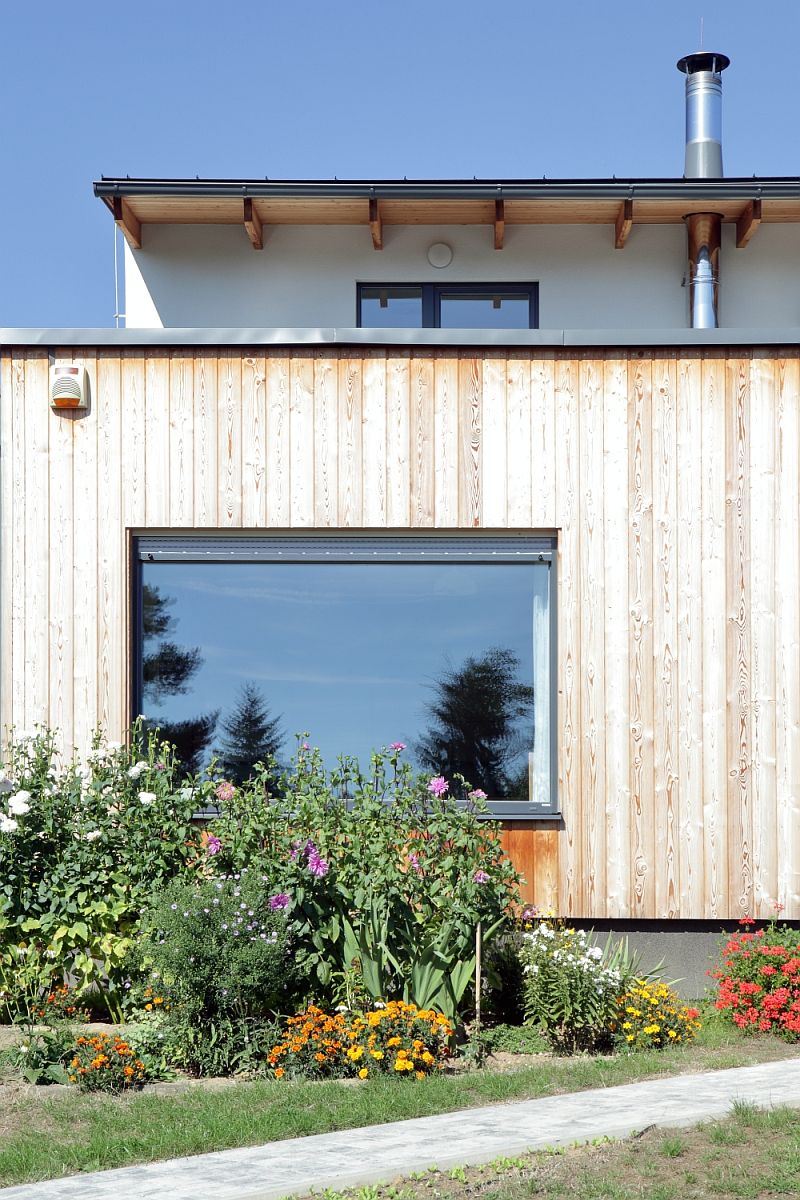 navsteva-drevostavby-obycejne-a-prirozene-atrium-exterier-drevena-fasada-okno-do-zahrady