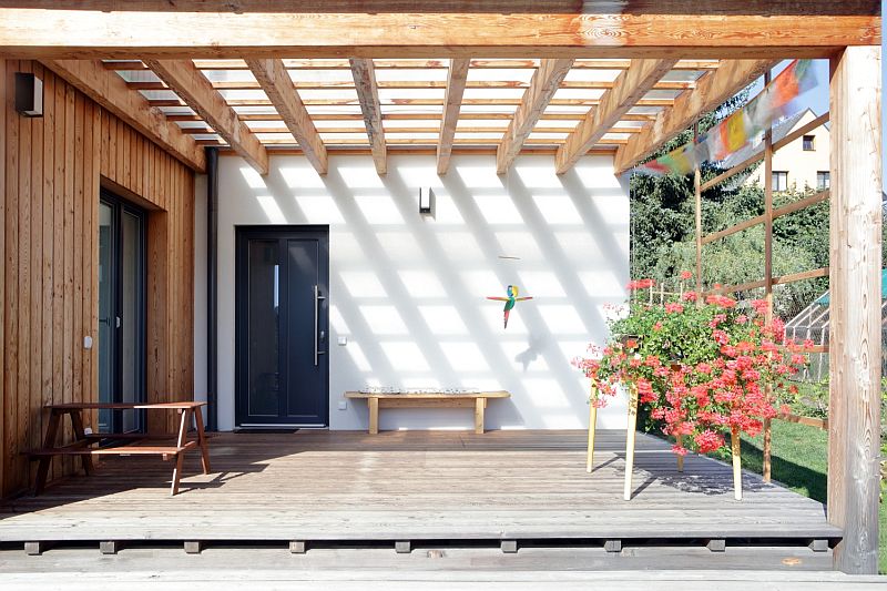 navsteva-drevostavby-obycejne-a-prirozene-atrium-exterier-drevena-terasa-vchod