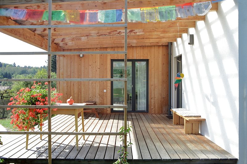 navsteva-drevostavby-obycejne-a-prirozene-atrium-exterier-drevena-terasa