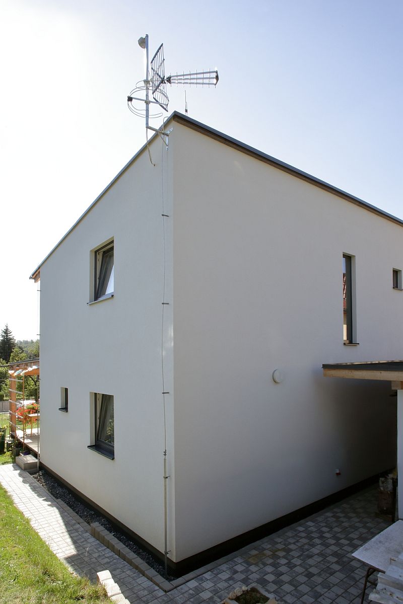 navsteva-drevostavby-obycejne-a-prirozene-atrium-exterier-pultova-strecha