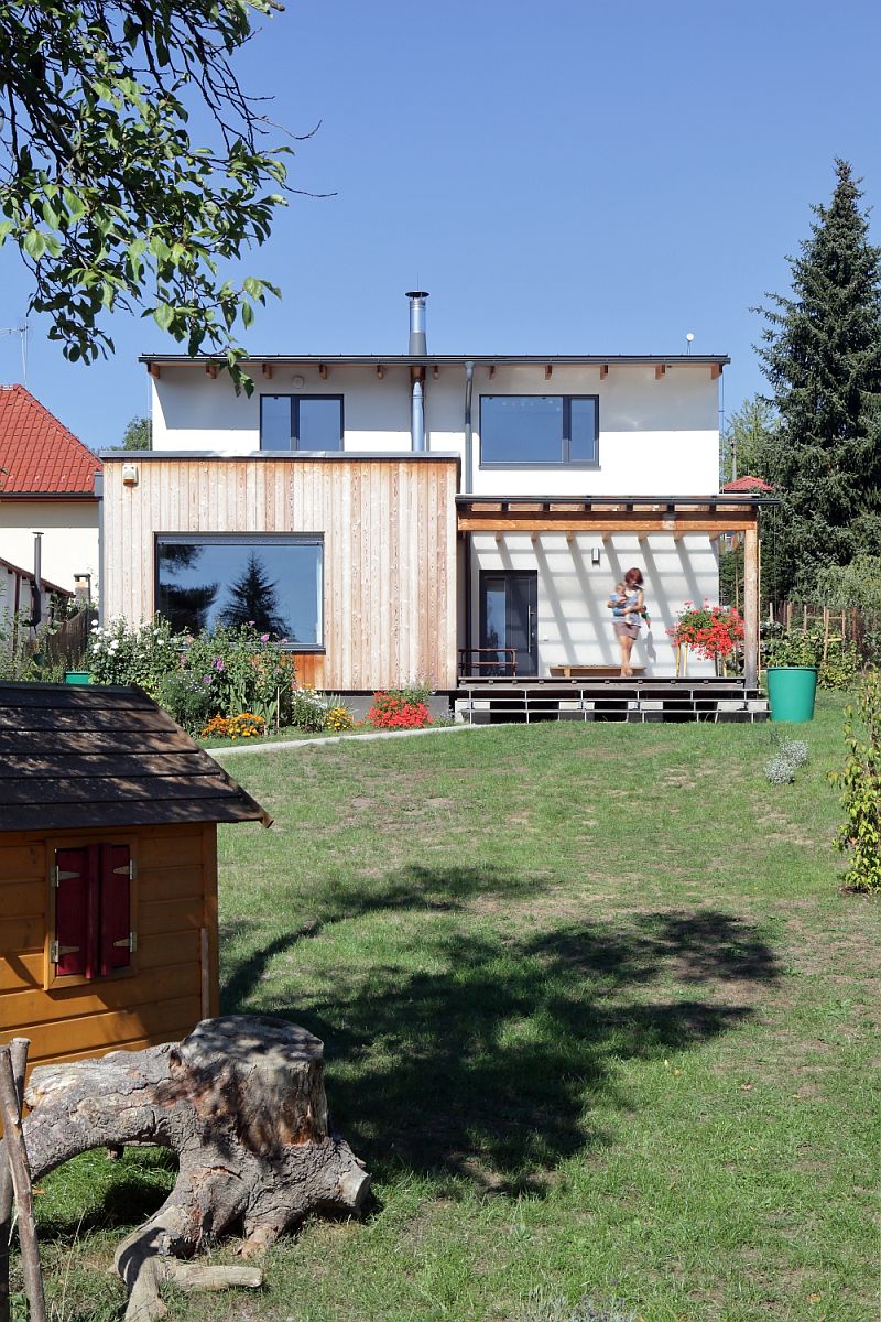 navsteva-drevostavby-obycejne-a-prirozene-atrium-exterier-zahrada