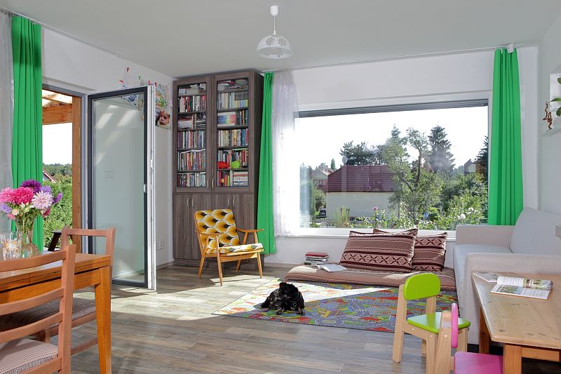 navsteva-drevostavby-obycejne-a-prirozene-atrium-interier-hlavni-obytny-prostor-okno-do-zahrady