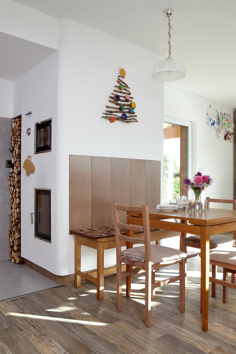 navsteva-drevostavby-obycejne-a-prirozene-atrium-interier-jidelni-kout-kamna