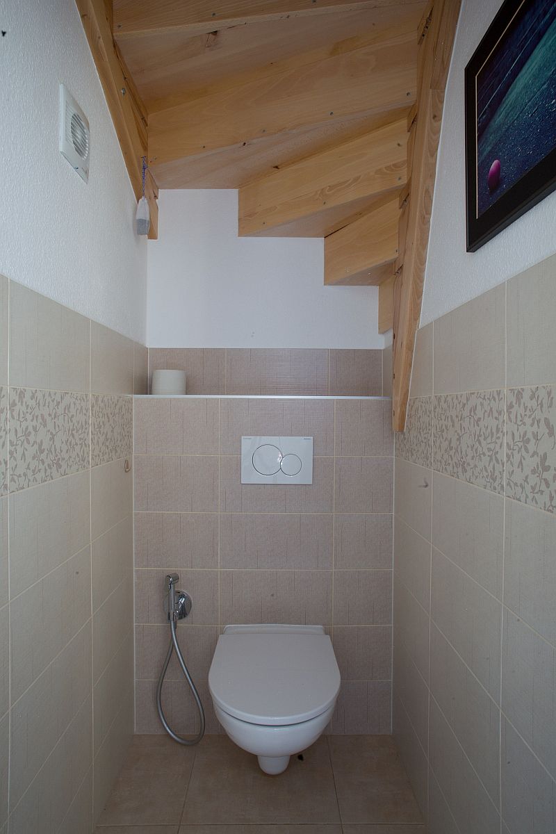 navsteva-drevostavby-obycejne-a-prirozene-atrium-interier-wc-pod-schody