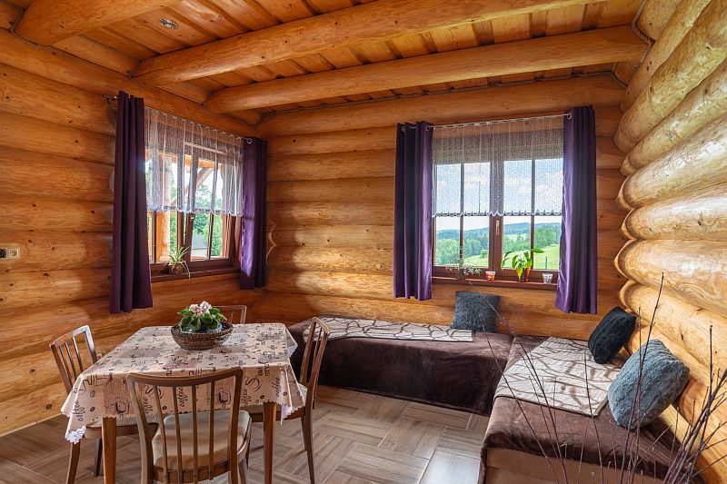 navsteva-drevostavby-od-rodokapsu-k-osudovemu-setkani-sruby-rajec-srub-z-kulatiny-interier-hostinsky-pokoj-2