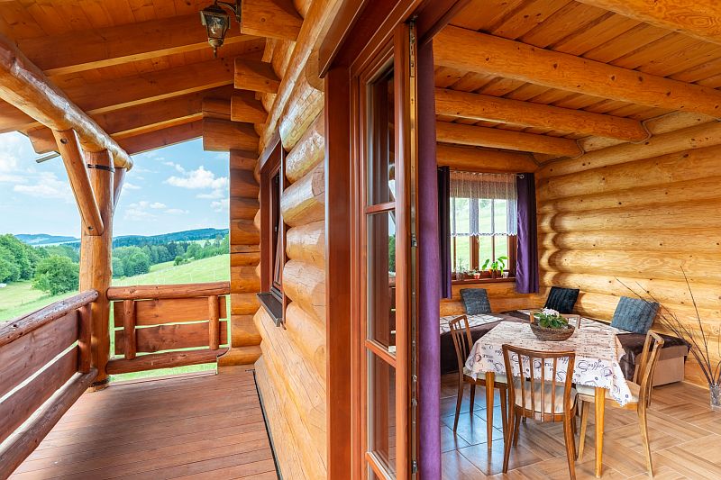 navsteva-drevostavby-od-rodokapsu-k-osudovemu-setkani-sruby-rajec-srub-z-kulatiny-interier-hostinsky-pokoj