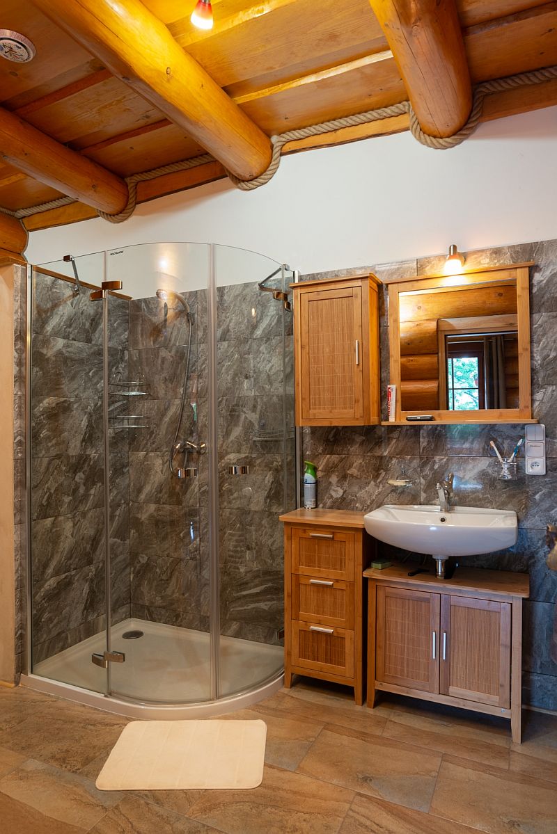 navsteva-drevostavby-od-rodokapsu-k-osudovemu-setkani-sruby-rajec-srub-z-kulatiny-interier-koupelna