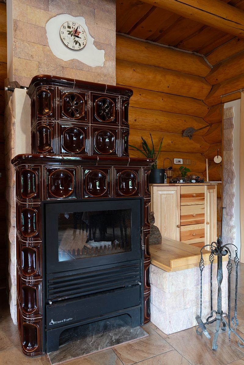 navsteva-drevostavby-od-rodokapsu-k-osudovemu-setkani-sruby-rajec-srub-z-kulatiny-interier-krbova-kamna