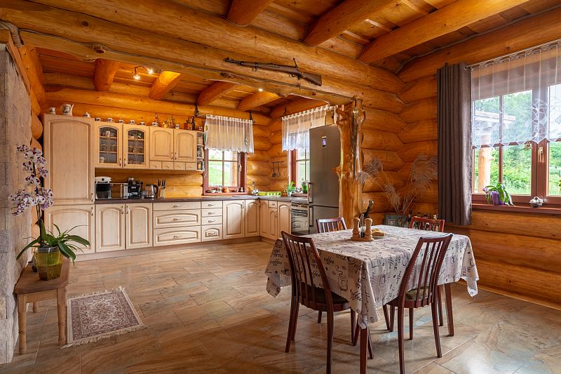 navsteva-drevostavby-od-rodokapsu-k-osudovemu-setkani-sruby-rajec-srub-z-kulatiny-interier-kuchyne-jidelna