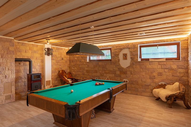 navsteva-drevostavby-od-rodokapsu-k-osudovemu-setkani-sruby-rajec-srub-z-kulatiny-interier-kulecnik