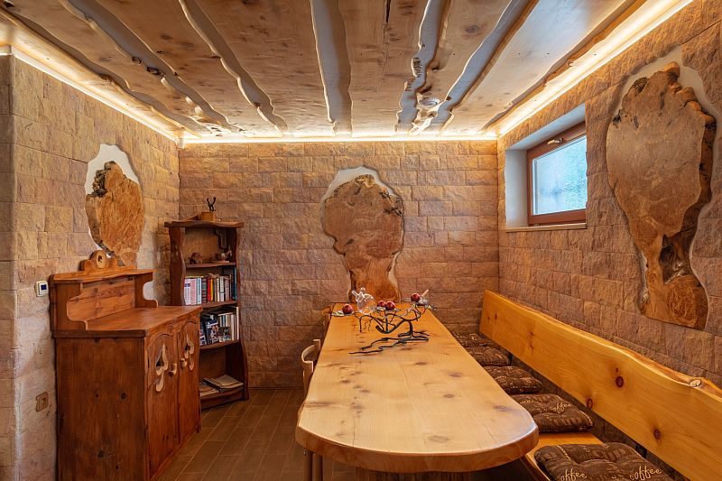 navsteva-drevostavby-od-rodokapsu-k-osudovemu-setkani-sruby-rajec-srub-z-kulatiny-interier-spolecenska-mistnost