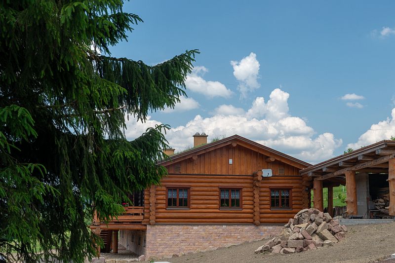 navsteva-drevostavby-od-rodokapsu-k-osudovemu-setkani-sruby-rajec-srub-z-kulatiny-zelena-strecha-exterier-stit-oblozeni