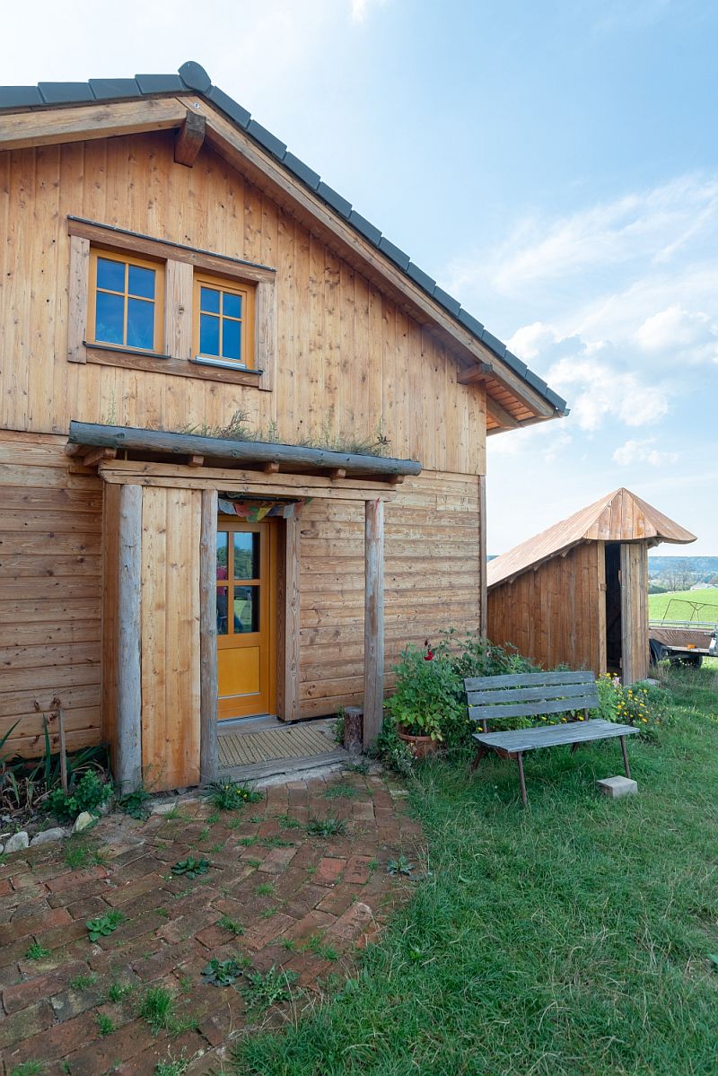 navsteva-drevostavby-podle-vlastni-sablony-exterier-hlavni-vstup