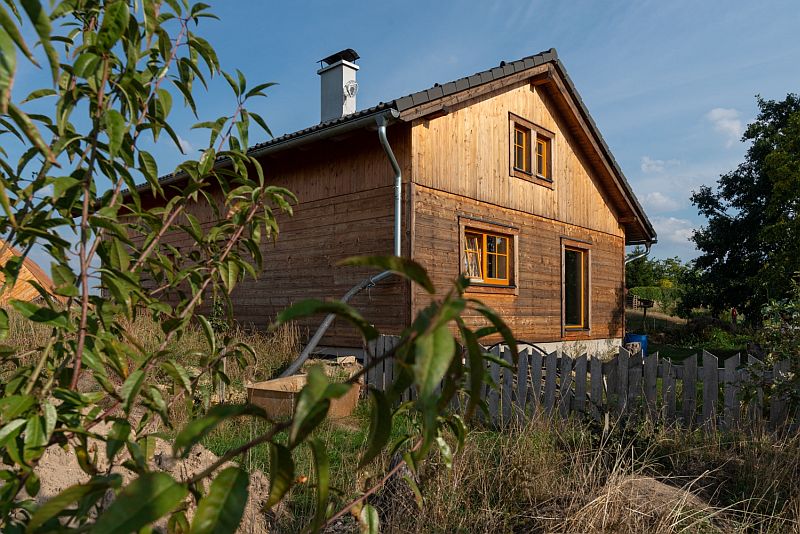 navsteva-drevostavby-podle-vlastni-sablony-exterier-stitova-strana-zahrada