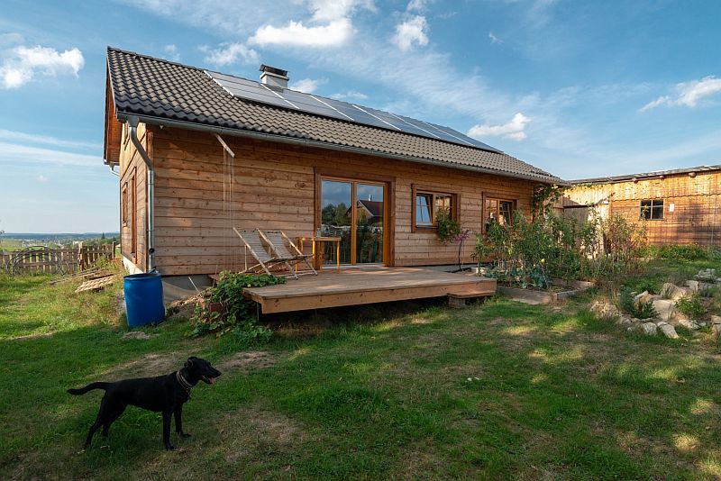 navsteva-drevostavby-podle-vlastni-sablony-exterier-zahrada-zavetri